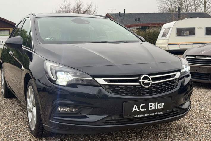 Blå Opel Astra fra 2019 set udefra