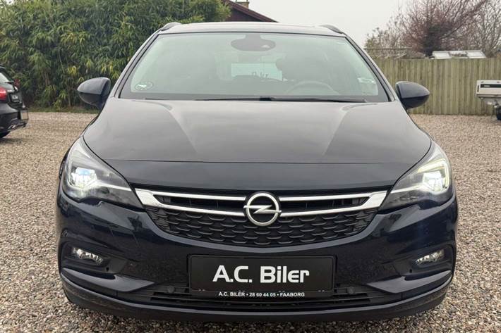 Blå Opel Astra fra 2019