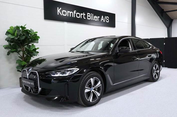 Sort BMW i4 fra 2022 set udefra