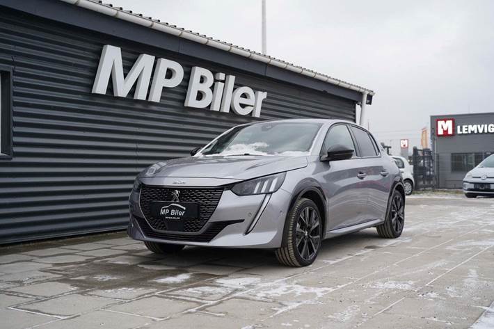 Grå Peugeot e-208 fra 2023 set udefra