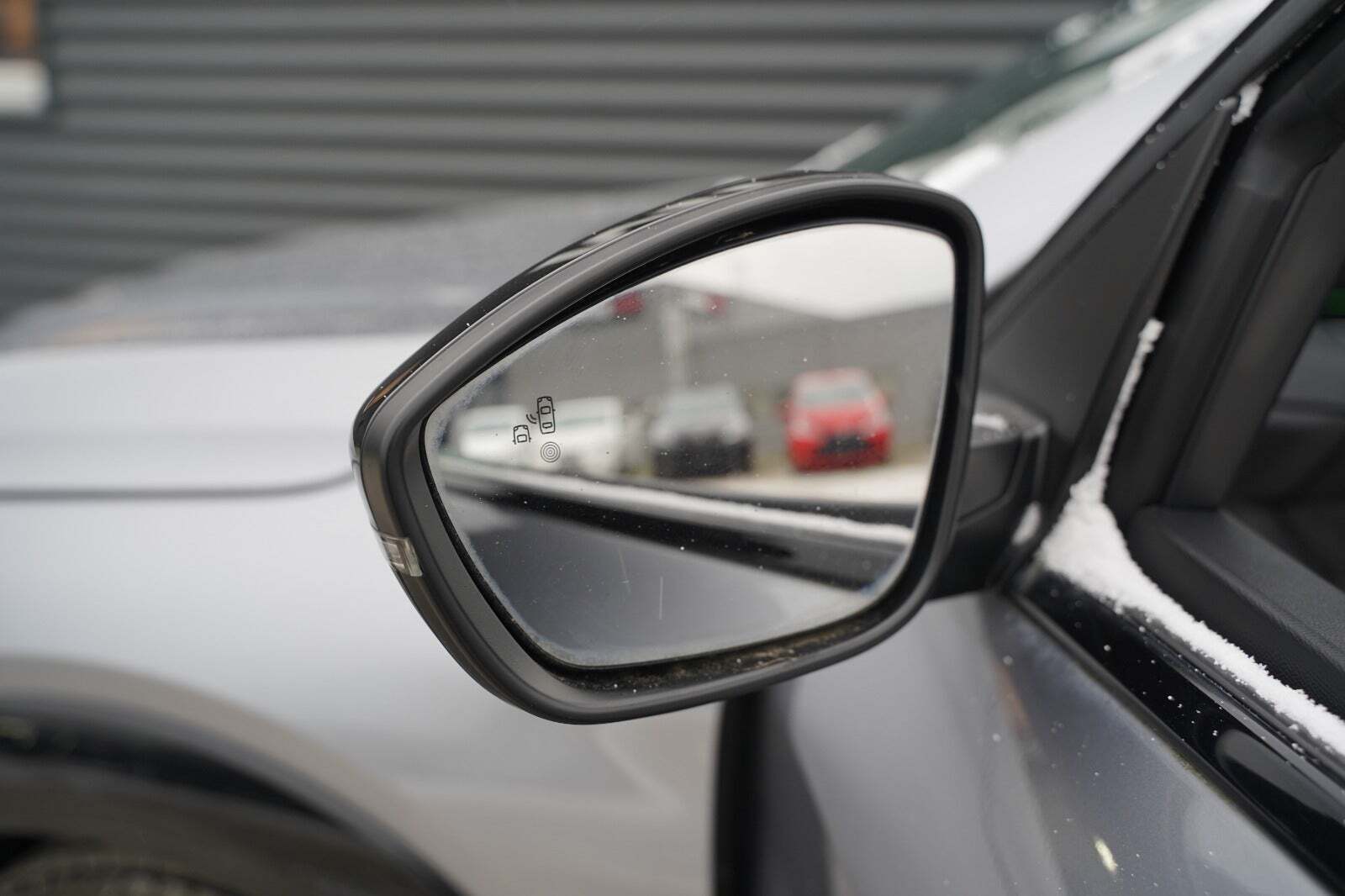 Grå Peugeot e-208 fra 2023