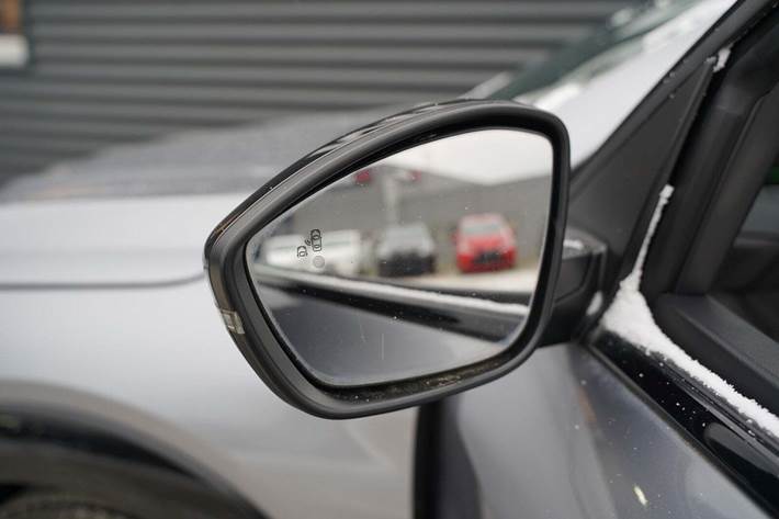 Grå Peugeot e-208 fra 2023