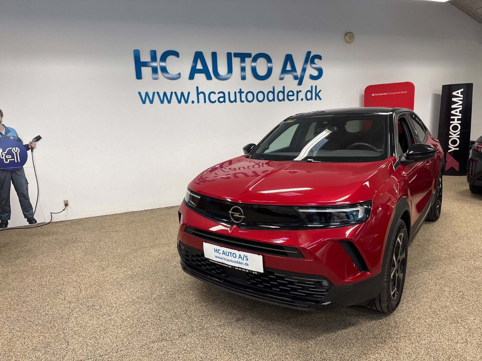 Rød Opel Mokka-e fra 2024 set udefra