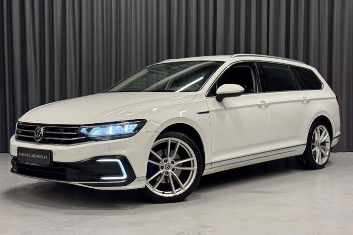 Hvid VW Passat fra 2020 set udefra