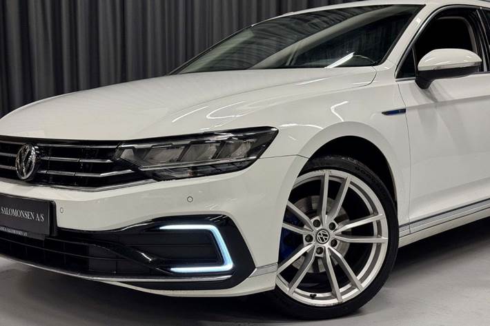 Hvid VW Passat fra 2020