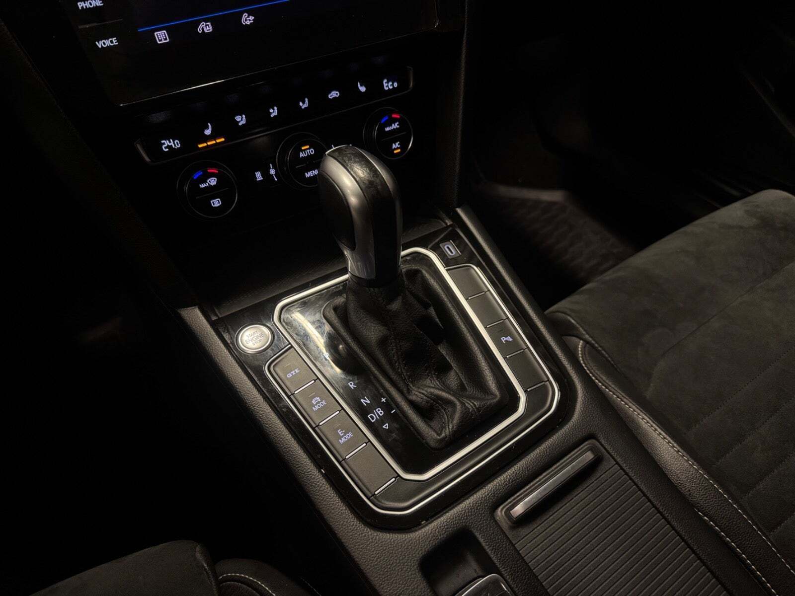 Hvid VW Passat fra 2020