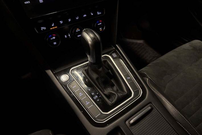 Hvid VW Passat fra 2020