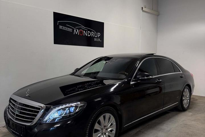 Sort Mercedes S350 fra 2014 set udefra