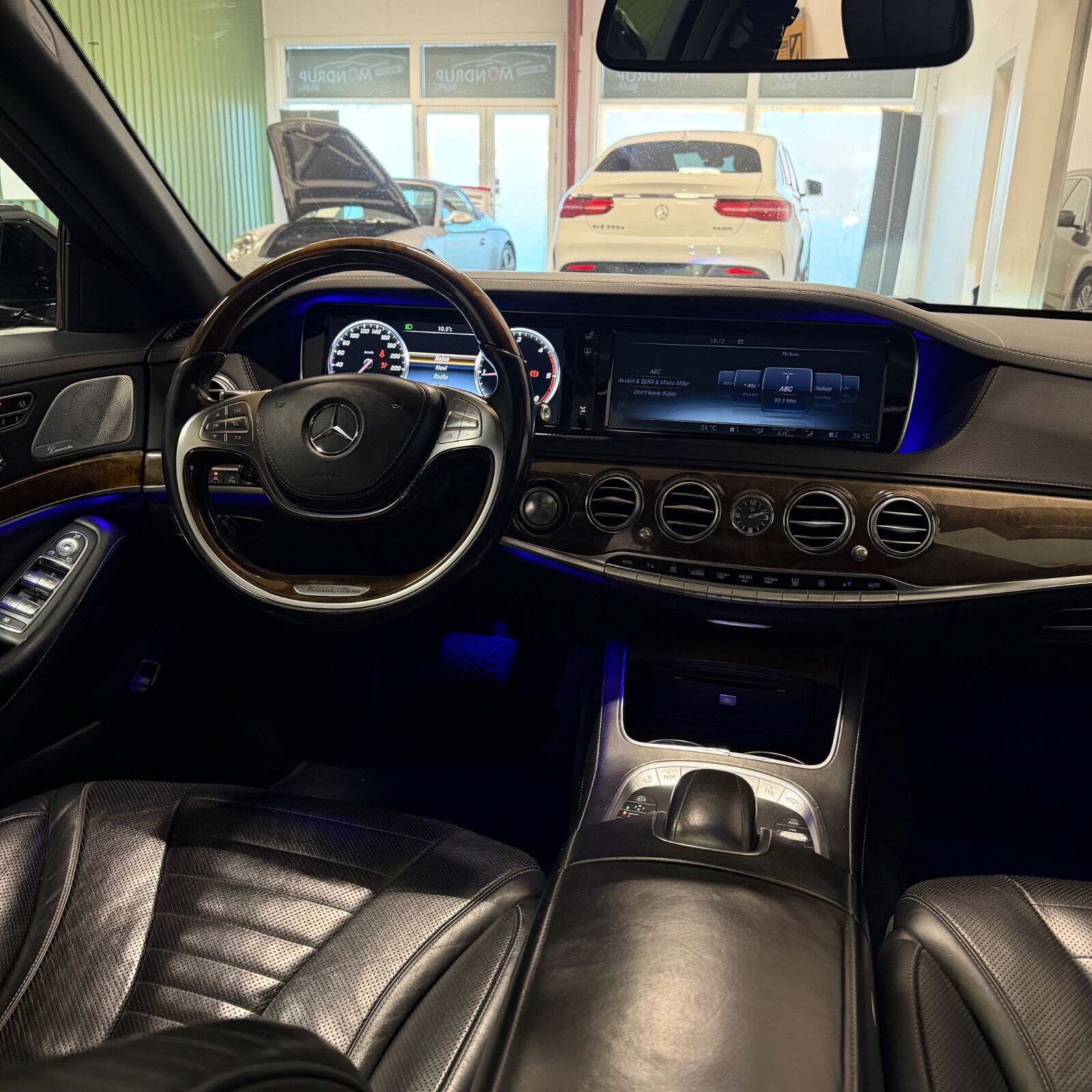 Sort Mercedes S350 fra 2014 set indefra