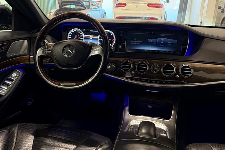 Sort Mercedes S350 fra 2014 set indefra
