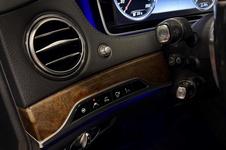 Sort Mercedes S350 fra 2014 set indefra