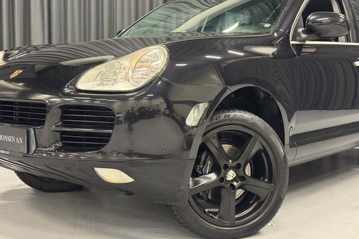 Sort Porsche Cayenne fra 2005