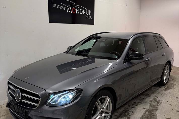 Grå Mercedes E300 de fra 2019 set udefra