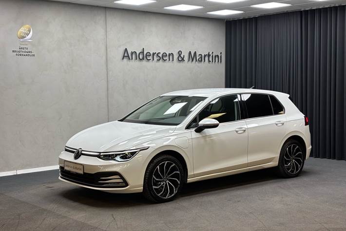 Hvid VW Golf fra 2020 set udefra