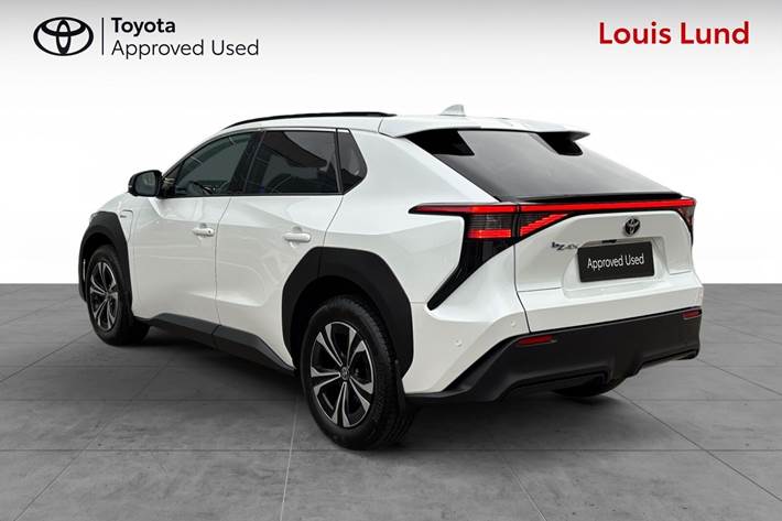 Hvid Toyota BZ4X fra 2024