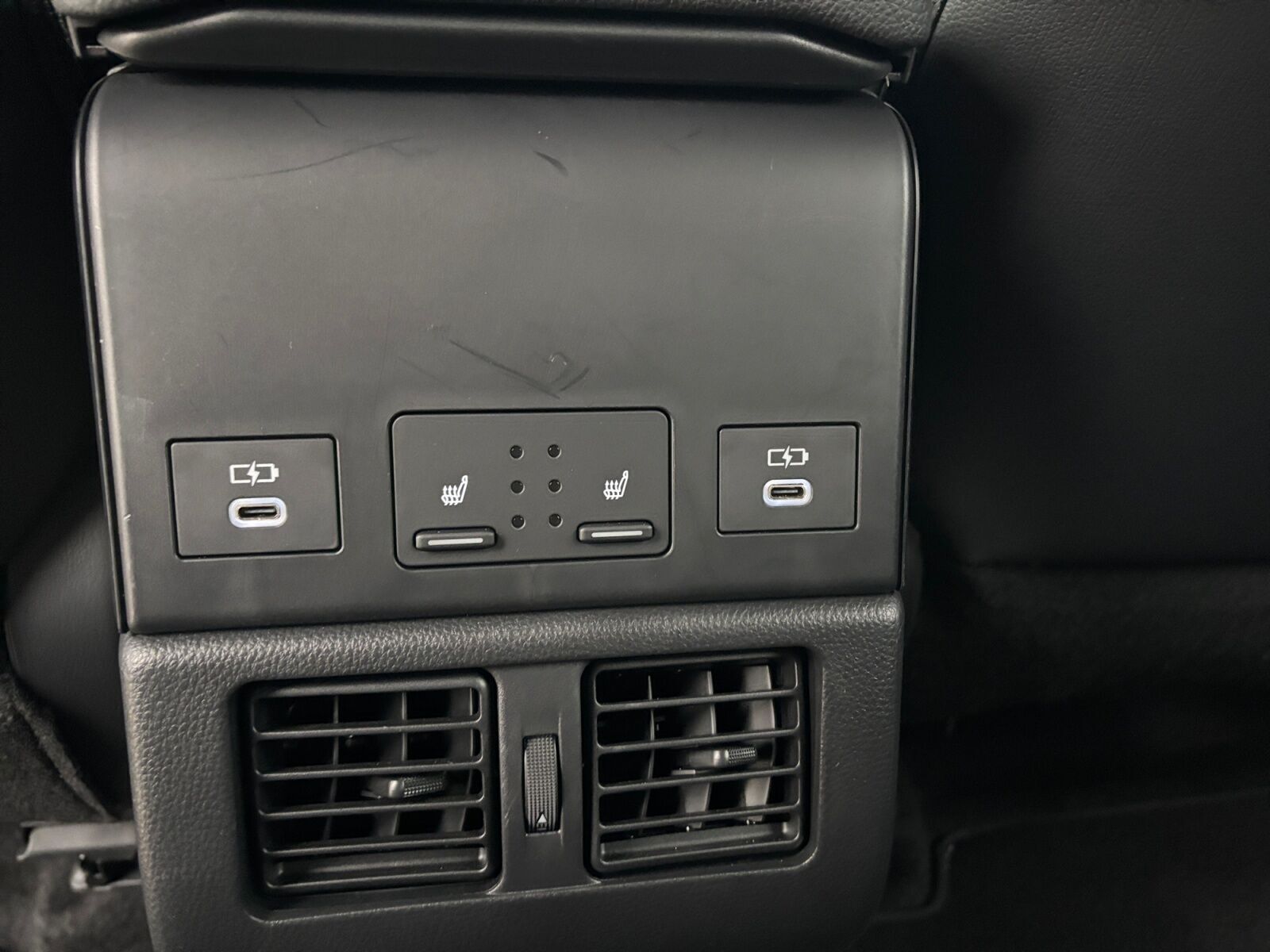 Hvid Toyota BZ4X fra 2024