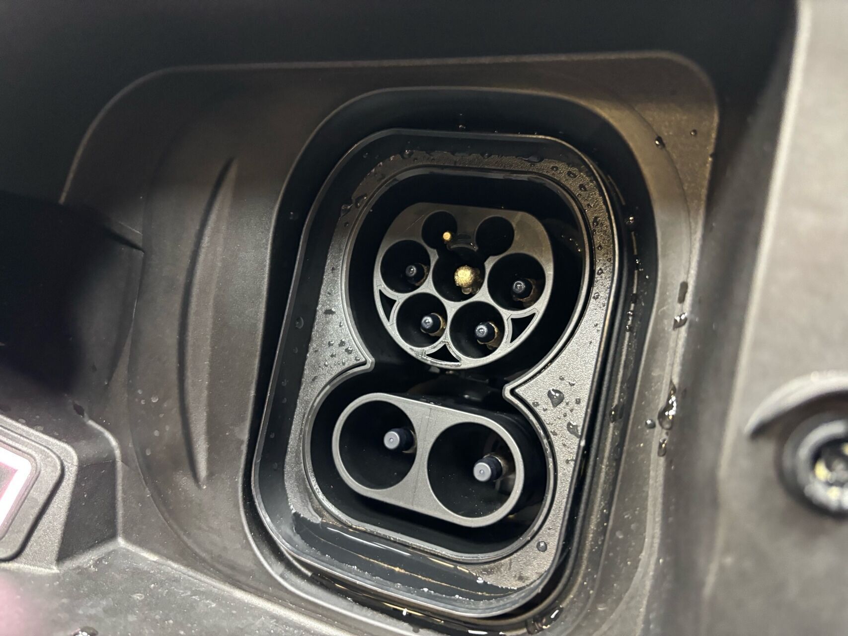 Sort Opel Mokka-e fra 2024