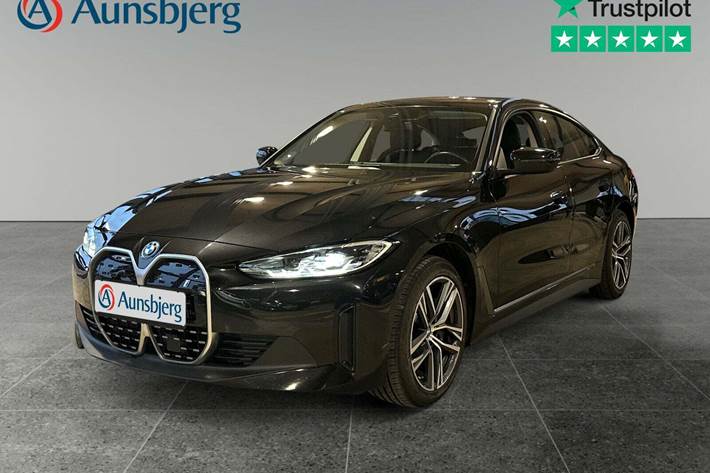 Sort BMW i4 fra 2022 set udefra