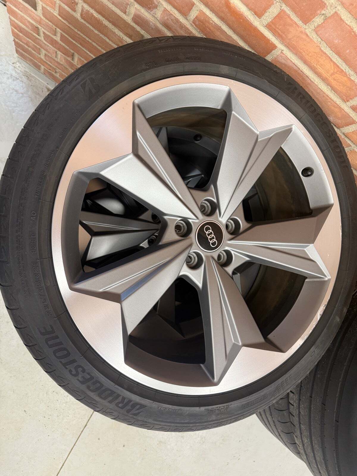 Grå Audi Q4 e-tron fra 2022