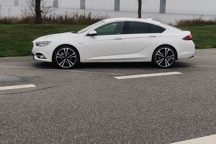 Hvid Opel Insignia fra 2018
