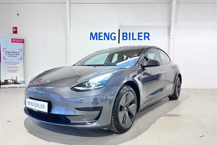 Grå Tesla Model 3 fra 2022 set udefra
