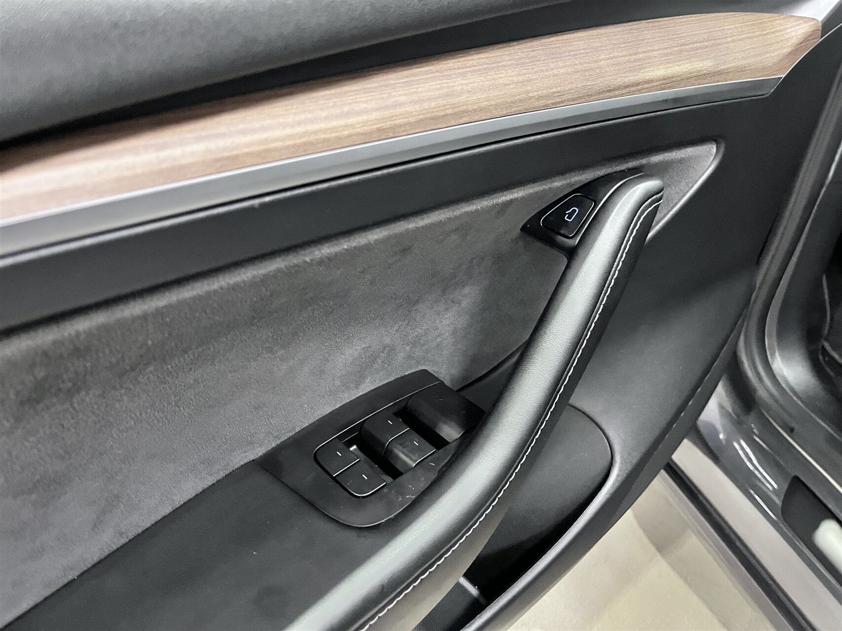 Grå Tesla Model 3 fra 2022