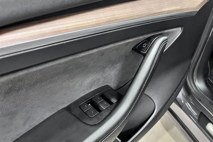 Grå Tesla Model 3 fra 2022