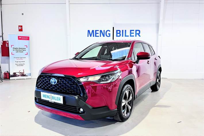 Rød Toyota Corolla Cross fra 2023 set udefra