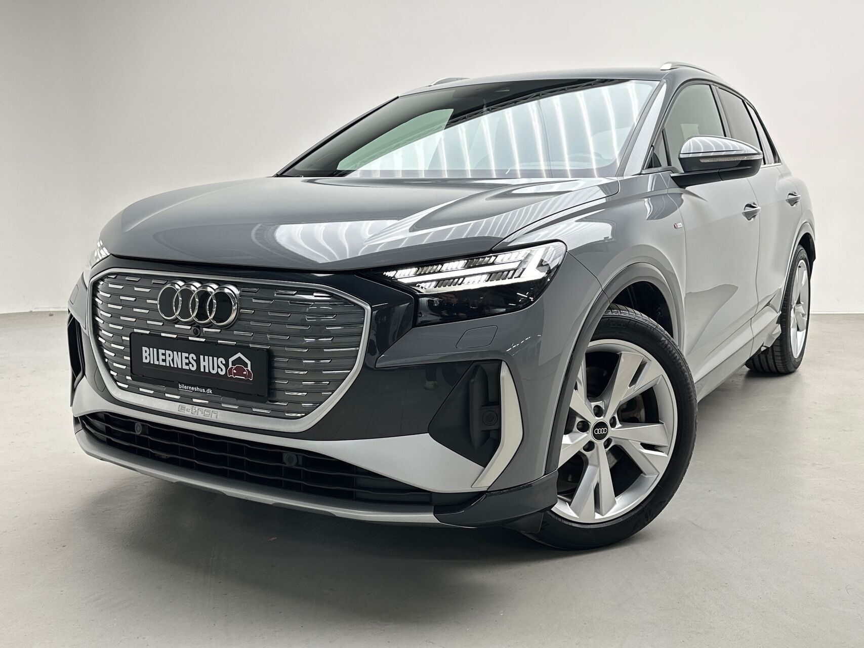 Grå Audi Q4 fra 2023