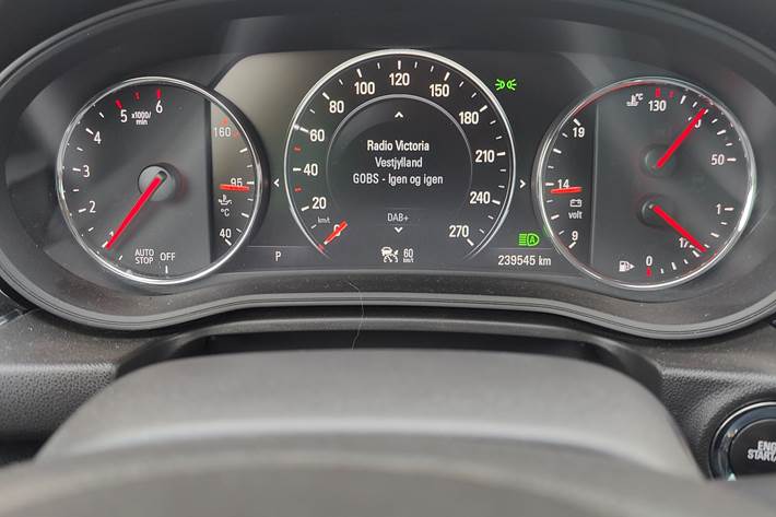 Hvid Opel Insignia fra 2018