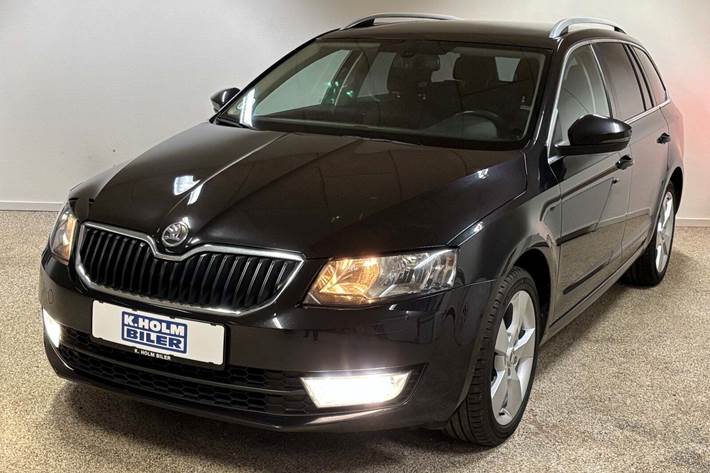 Sort Skoda Octavia fra 2014 set udefra