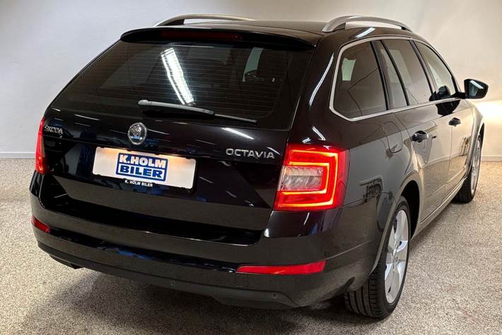 Sort Skoda Octavia fra 2014