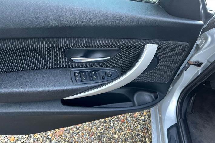 Sølv BMW 320d fra 2016