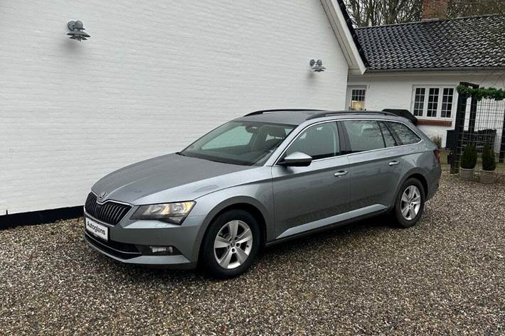 Grå Skoda Superb fra 2019