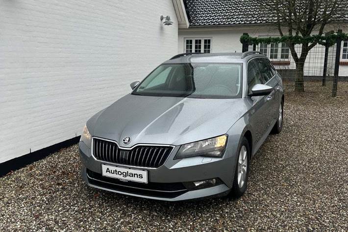 Grå Skoda Superb fra 2019