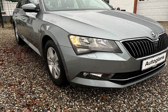 Grå Skoda Superb fra 2019