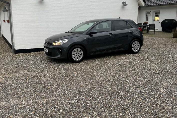 Grå Kia Rio fra 2019