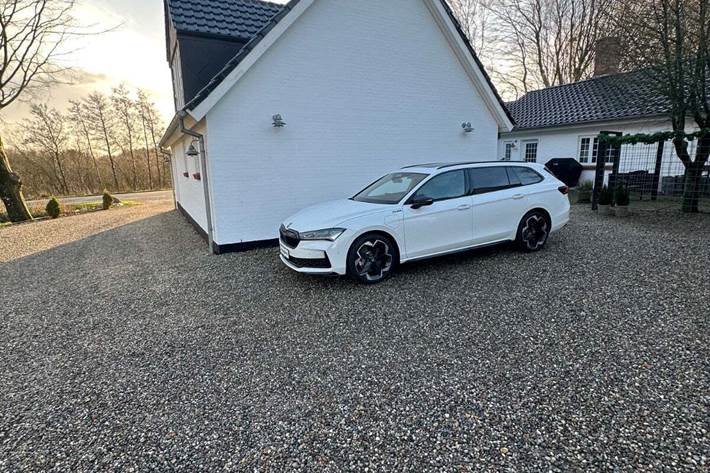 Hvid Skoda Superb fra 2025