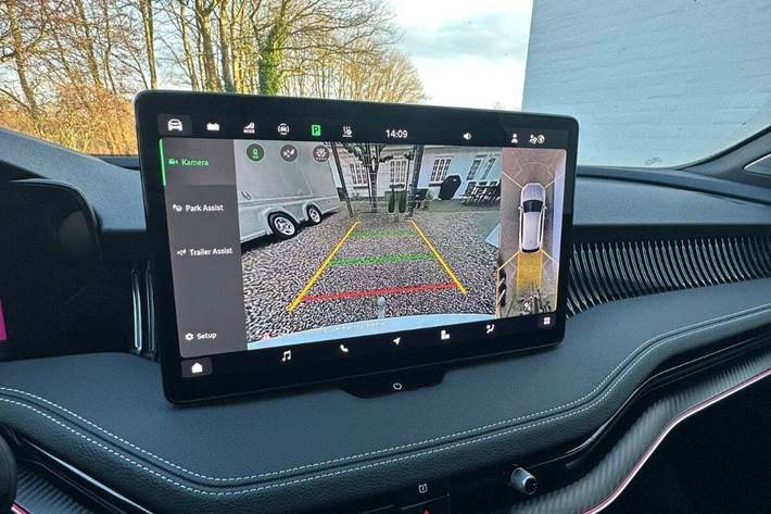 Hvid Skoda Superb fra 2025