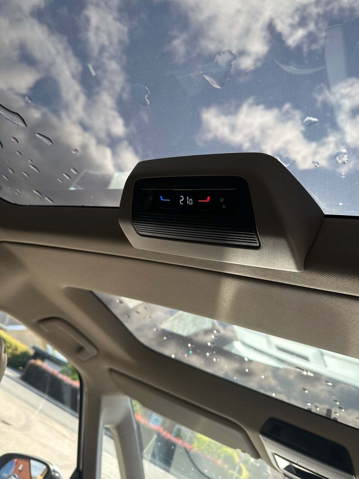 Sølv VW Multivan fra 2021