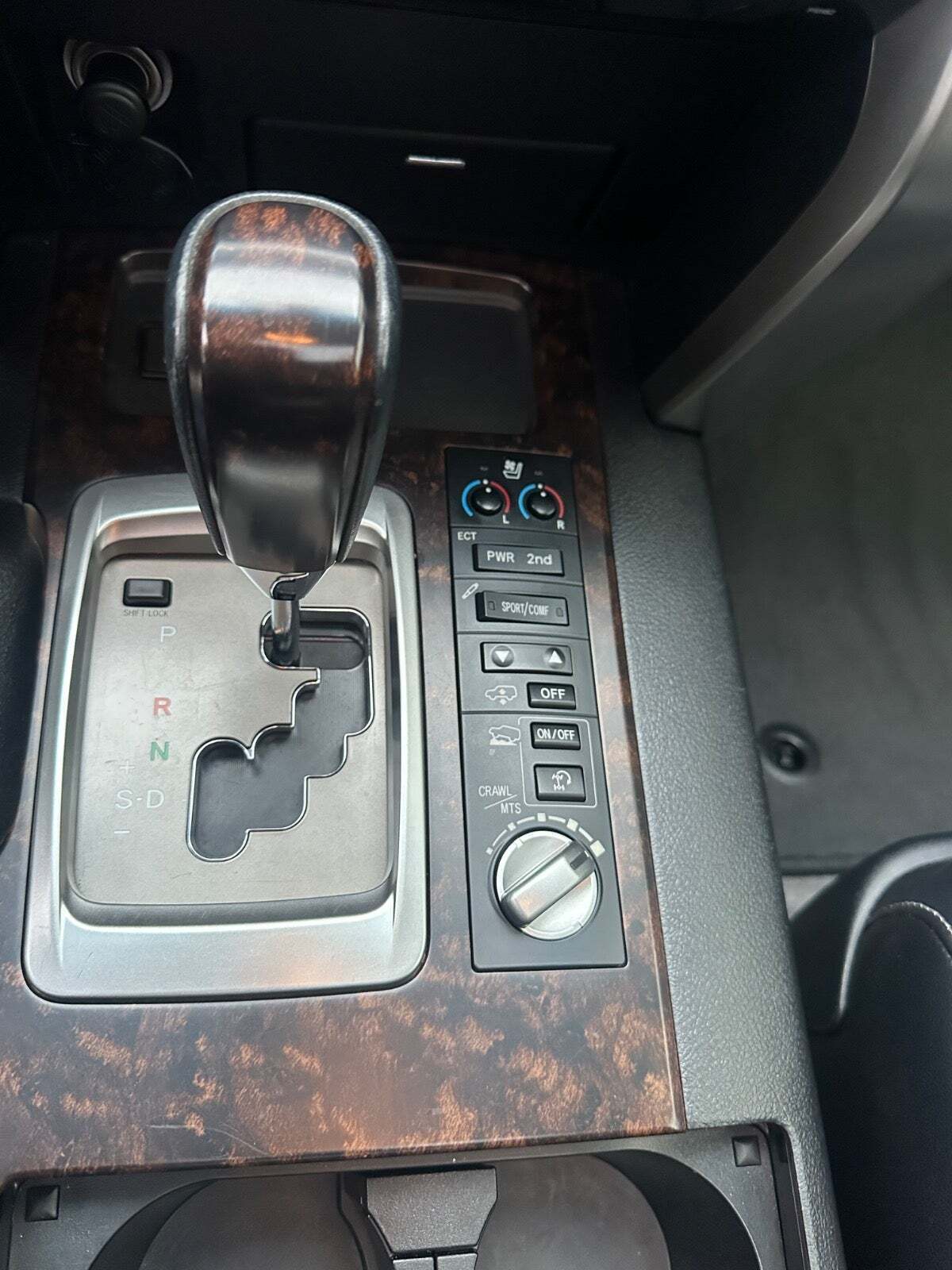 Beige Toyota Land Cruiser fra 2015