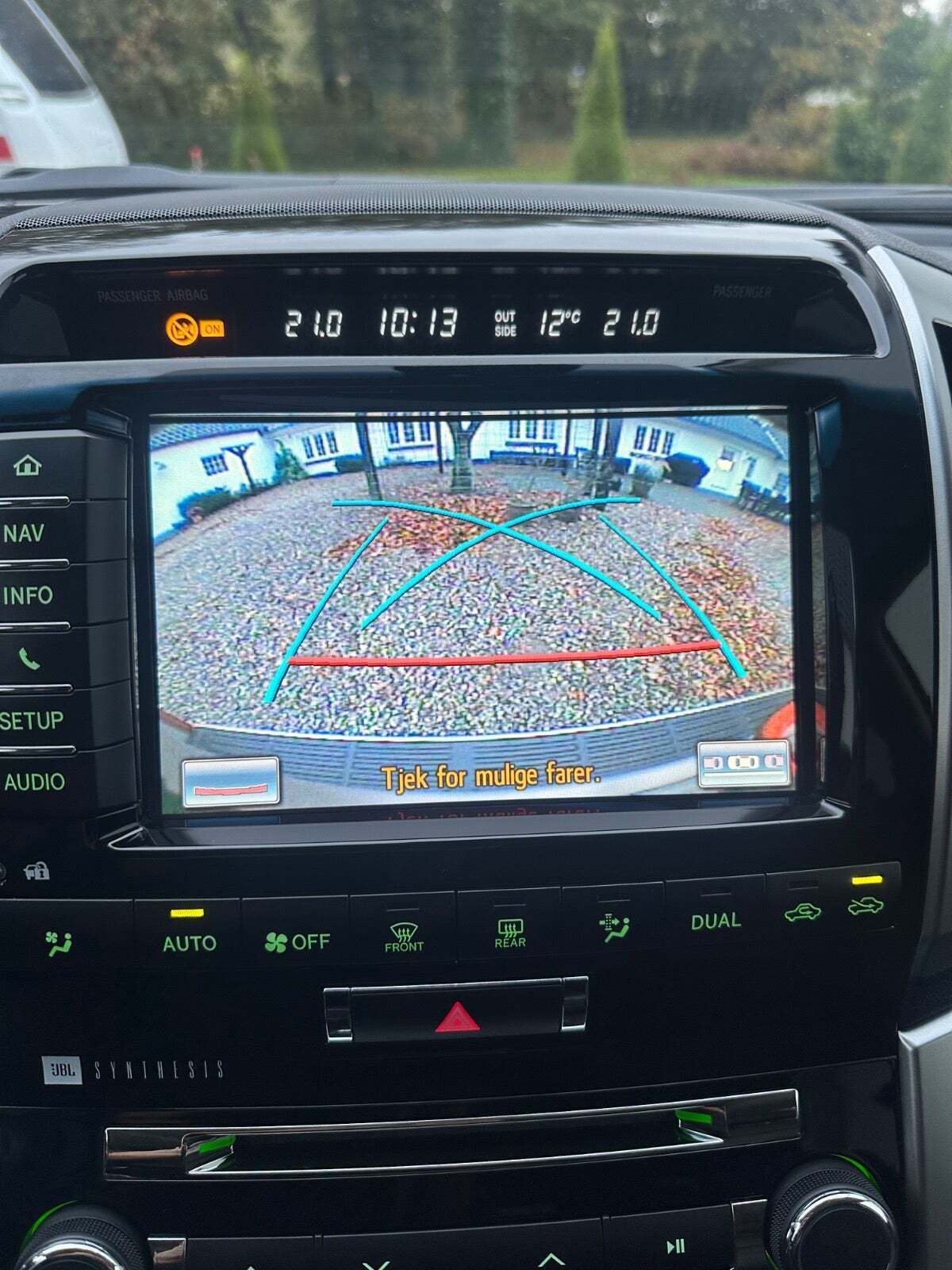 Beige Toyota Land Cruiser fra 2015