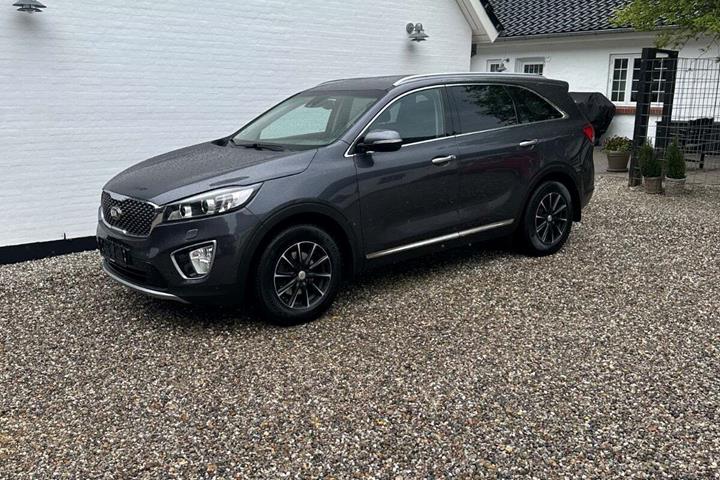 Grå Kia Sorento fra 2016 set udefra