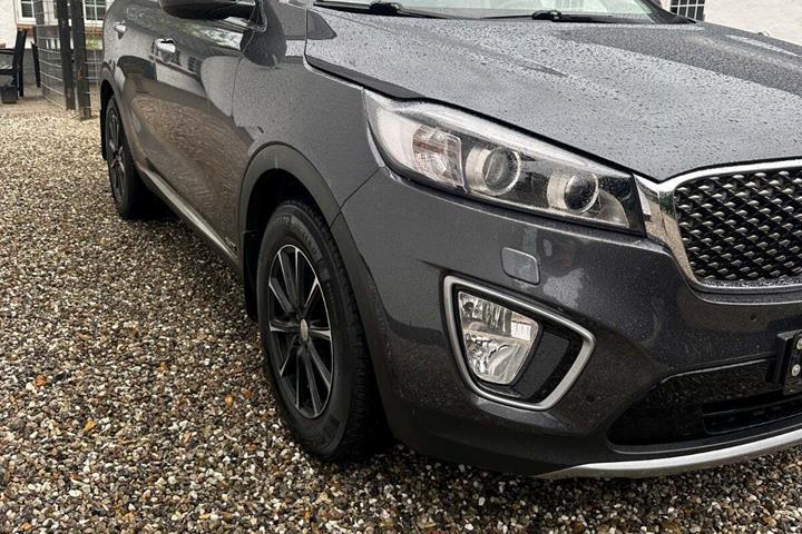 Grå Kia Sorento fra 2016 set udefra
