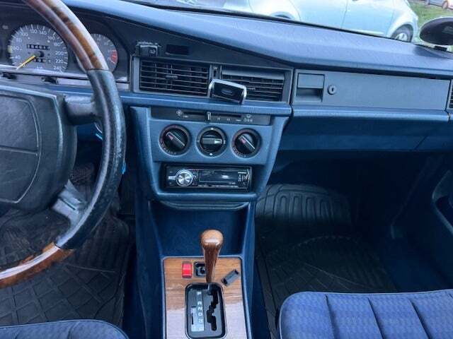 undefined Mercedes 190 E fra 1988 set indefra