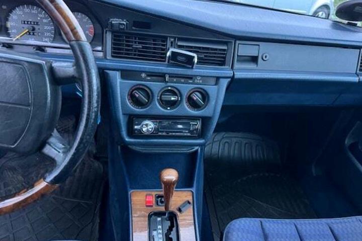 undefined Mercedes 190 E fra 1988 set indefra