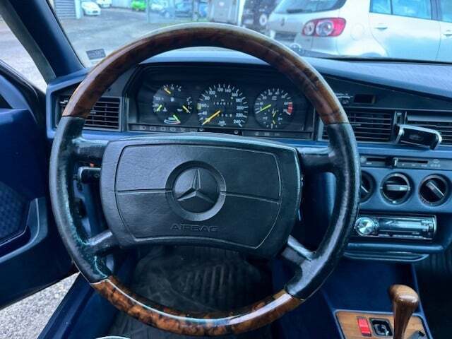 undefined Mercedes 190 E fra 1988 set indefra