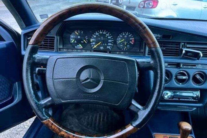 undefined Mercedes 190 E fra 1988 set indefra