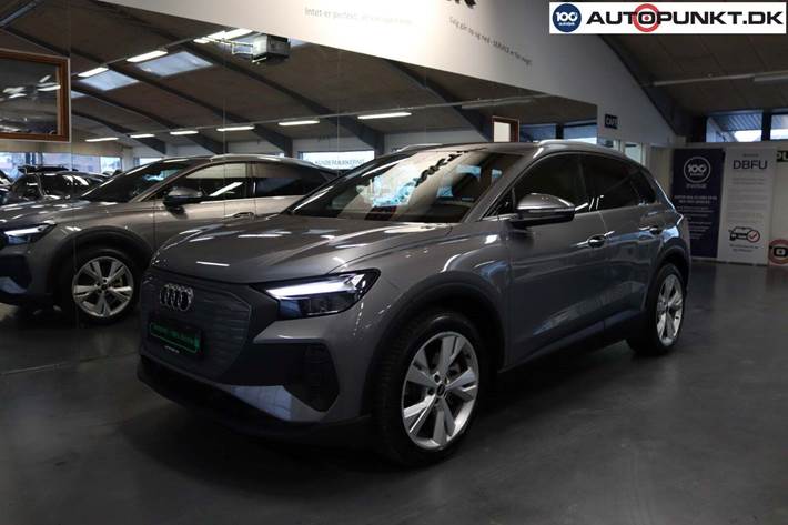 Grå Audi Q4 e-tron fra 2023 set udefra