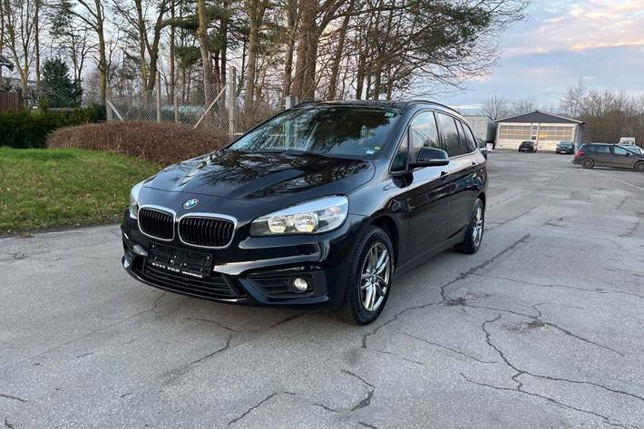 Sort BMW 218d fra 2016 set udefra